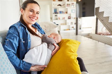 Happy Morning Breastfeeding / Утреннее кормление — Видео.